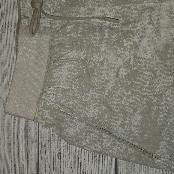 Lululemon Men's License to Train Linerless Shorts White/Cream Camo Size S - Picture 3 of 8